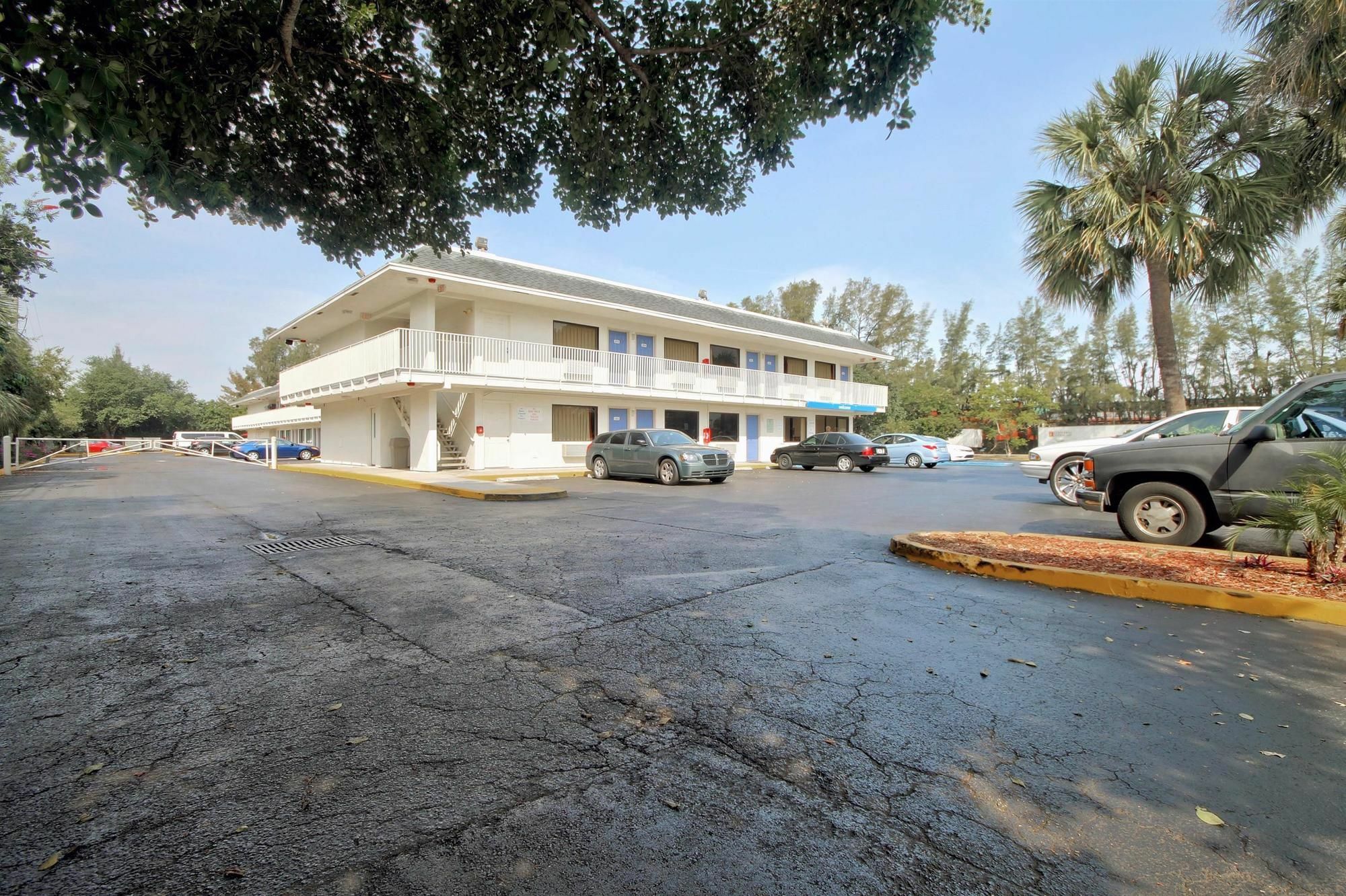 Travelodge By Wyndham Pompano Beach Exterior foto