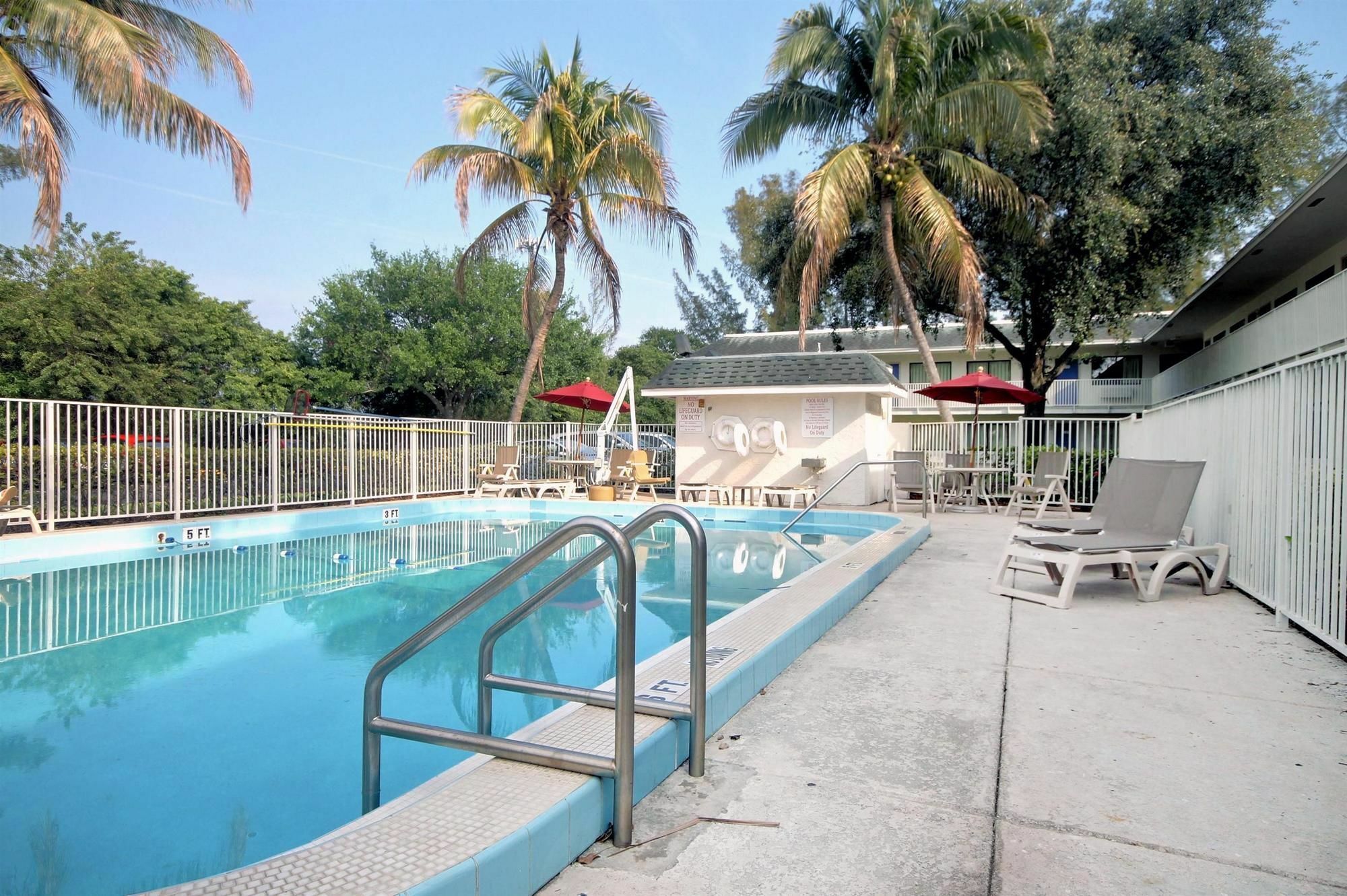 Travelodge By Wyndham Pompano Beach Exterior foto
